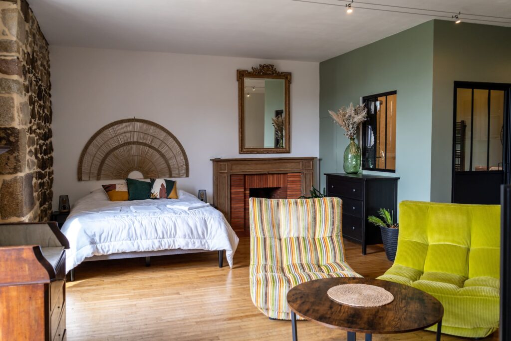 Chambre colorée avec verrière au Manoir de la Forme à Plumaugat.