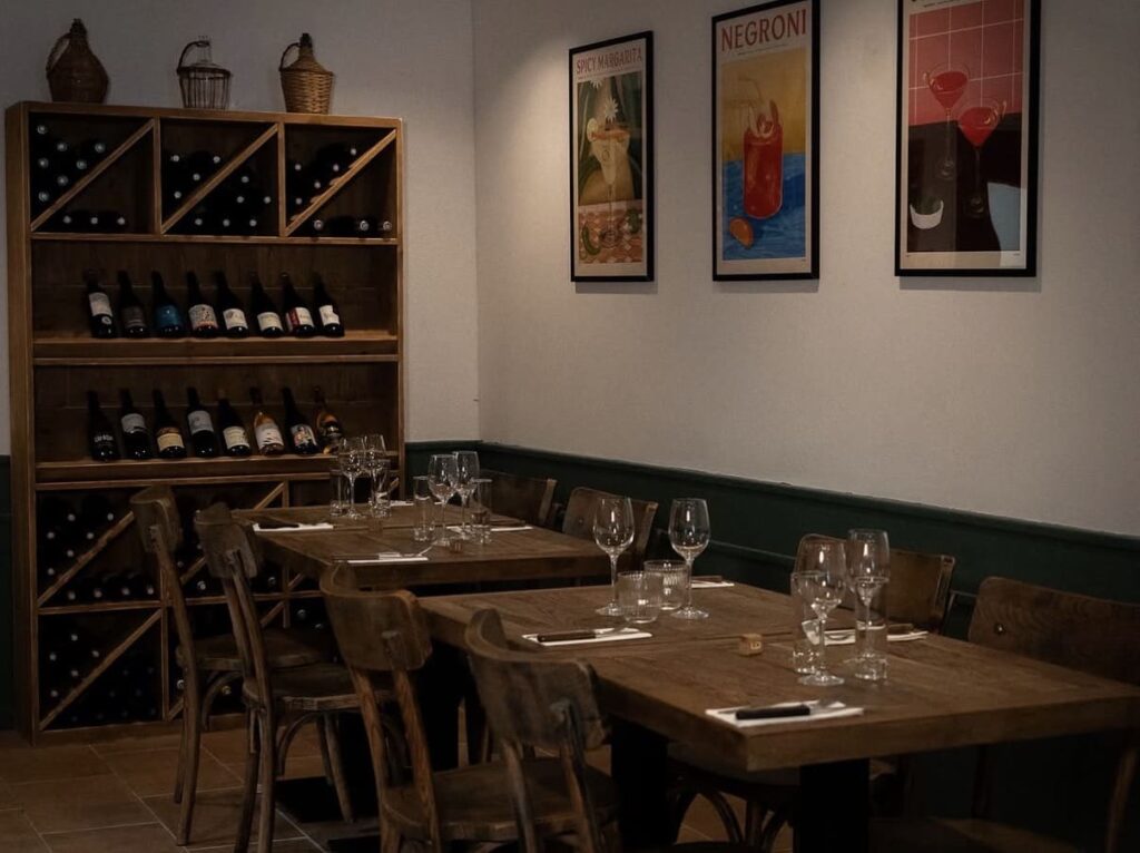 salle avec table en bois champetre a Toulouse