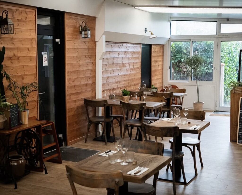 salle table en bois et brique champetre a Toulouse