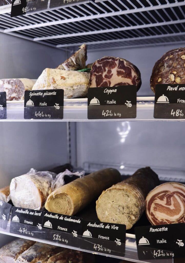 Charcuterie artisanale : coppa, pancetta et andouille de Guémenée chez Fromages et Terroirs à Saint-Malo.
