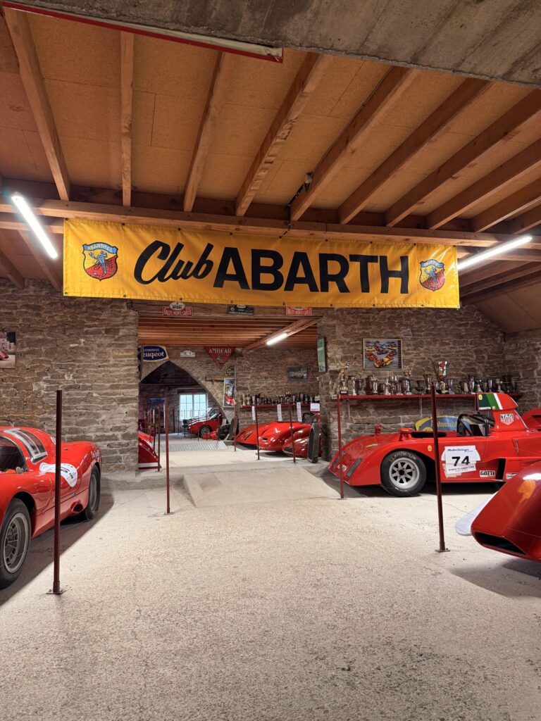 Exposition Voitures Abarth au Chateau de Savigny