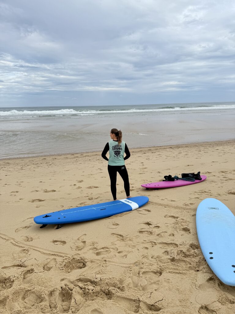 Vue sur l'océan avant le cours de surf avec la Cheefy Family, à Lacanau Océan