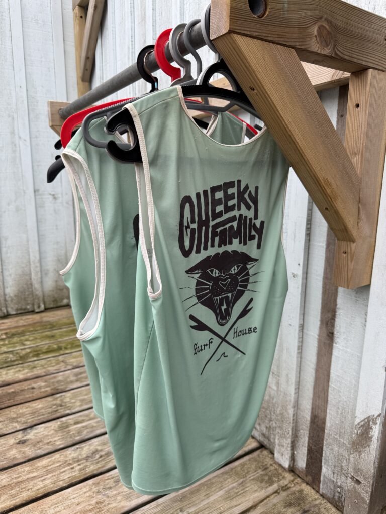 Chasuble de la Cheeky Family, à Lacanau Océan