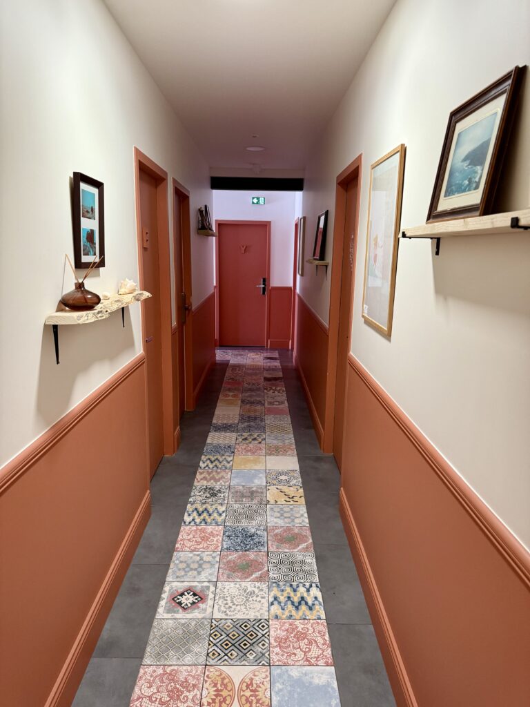 Le couloir de l'auberge du surf camp de la Cheeky Family, à Lacanau Océan