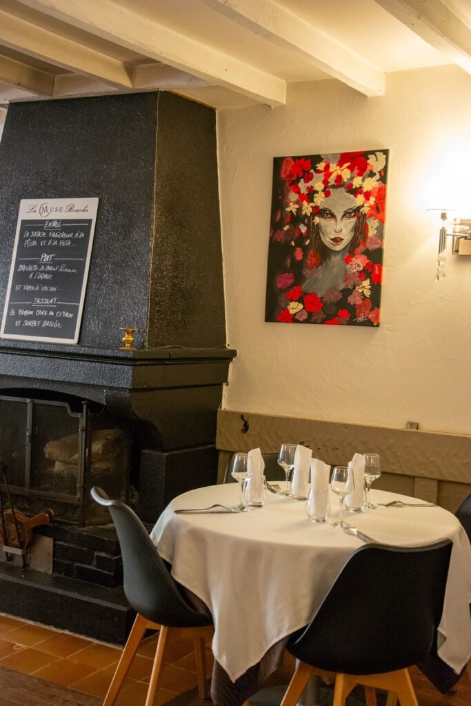 La cheminée fonctionnelle dans la salle du restaurant locavore La Muse Bouche à Limoges