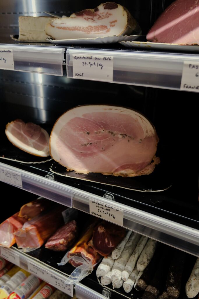 Etagère de charcuterie de l'épicerie Chez Loulou à Besançon