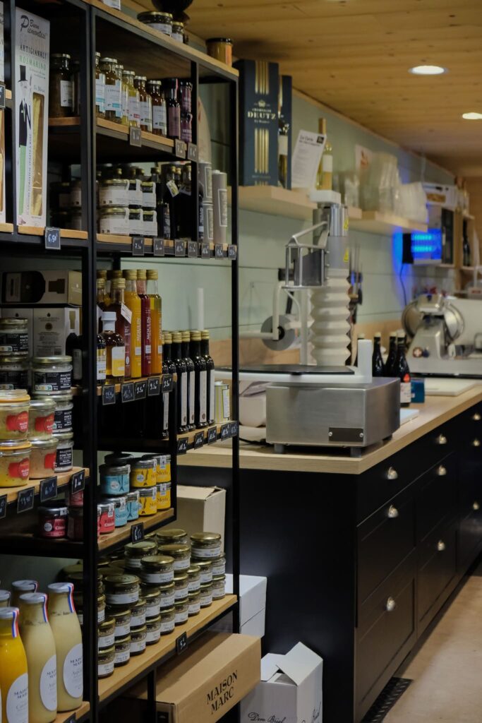 Intérieur et étale de l'épicerie Chez Loulou à Besançon
