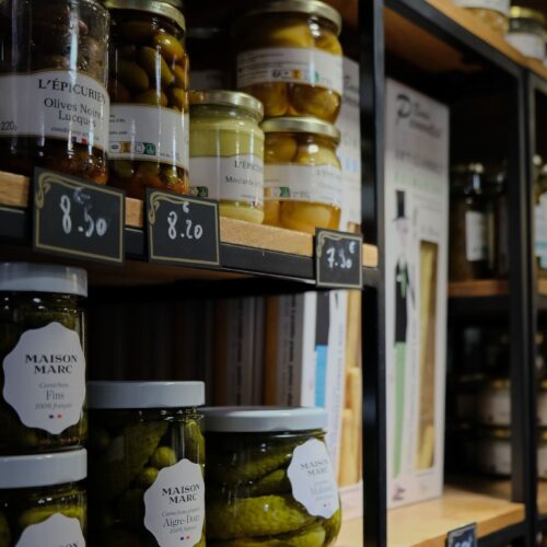 Etagère de produits de l'épicerie Chez Loulou à Besançon