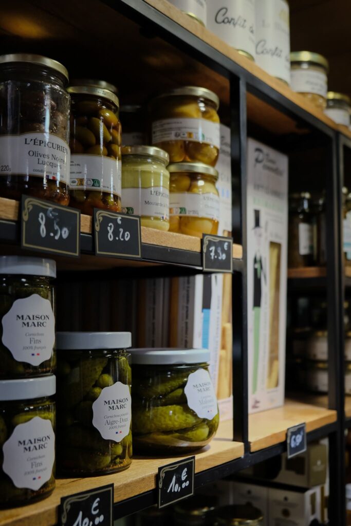 Etagère de produits de l'épicerie Chez Loulou à Besançon