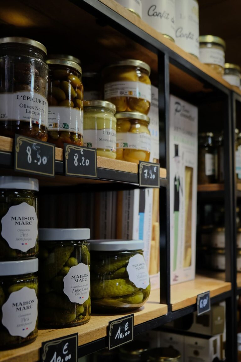 Etagère de produits de l'épicerie Chez Loulou à Besançon