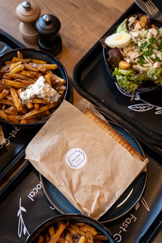 Un menu complet composé d'une salade, de frites et d'un croque Chez Marie à Pleudihen