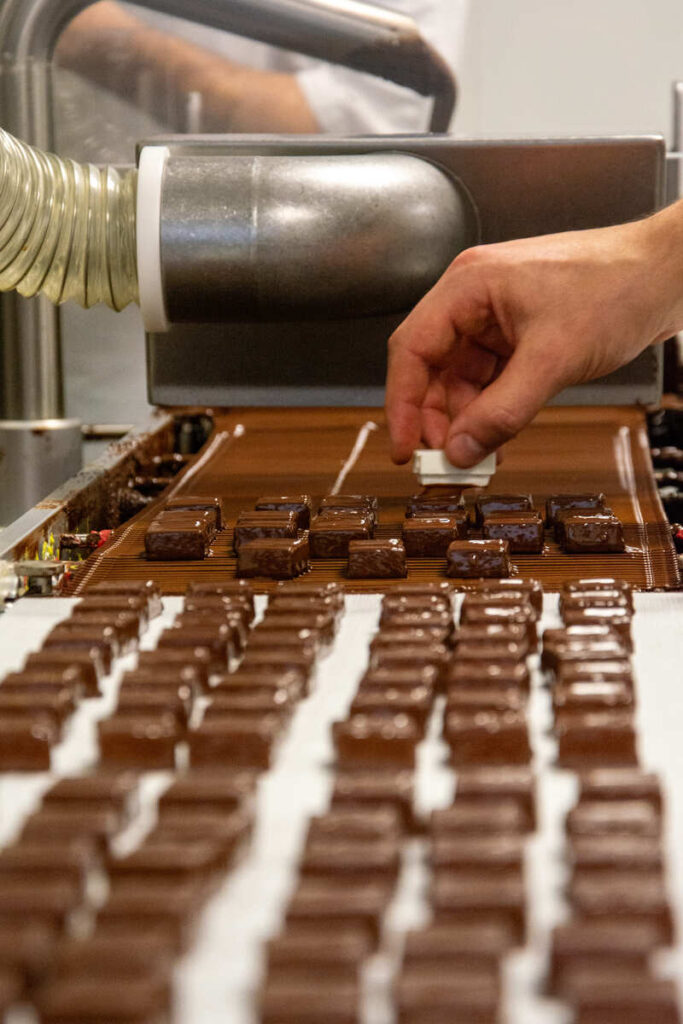 Le processus de fabrication des chocolats de La Chouette Gourmande chocolaterie à Saint-Yrieix La Perche