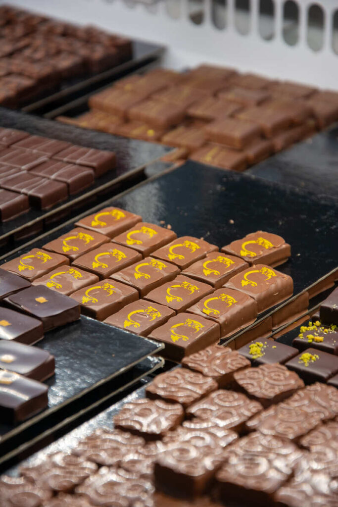 Les chocolats dans la vitrine de La Chouette Gourmande chocolaterie à Saint-Yrieix La Perche