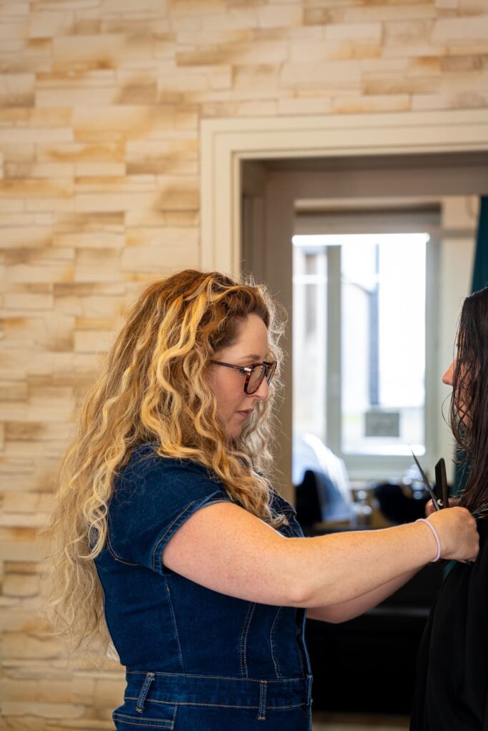 Claire Montier lors d'une coiffure dans son salon à Saint-Malo