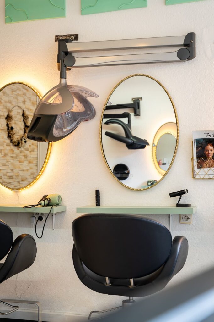 Différents équipements de coiffure dans le salon de Claire Montier à Saint-Malo
