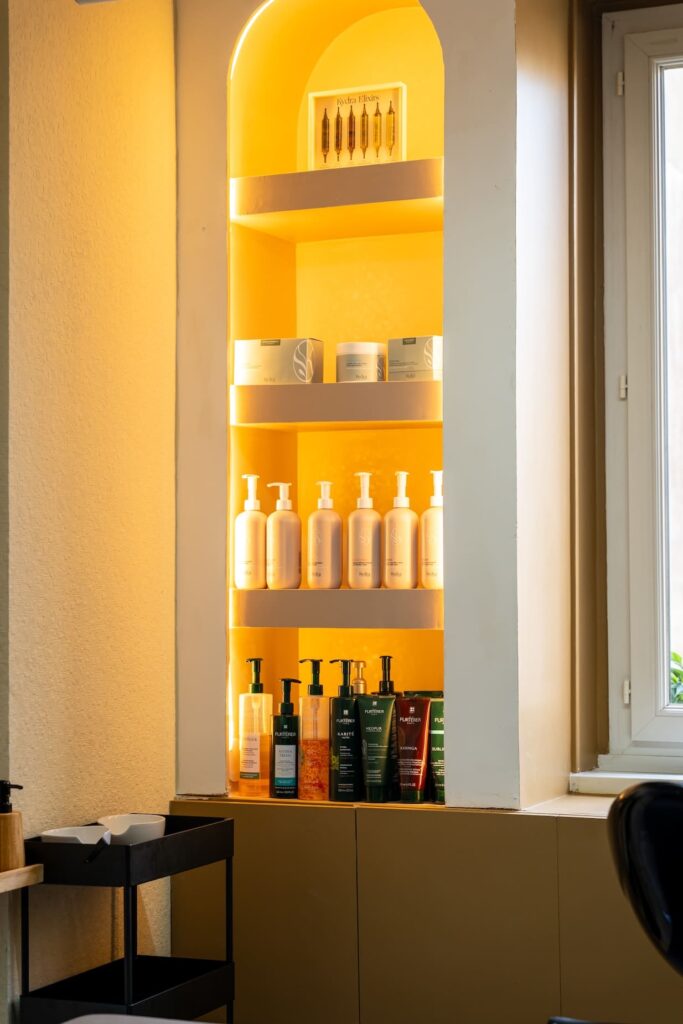 Des produits de soin des cheveux dans le salon Claire Montier à Saint-Malo