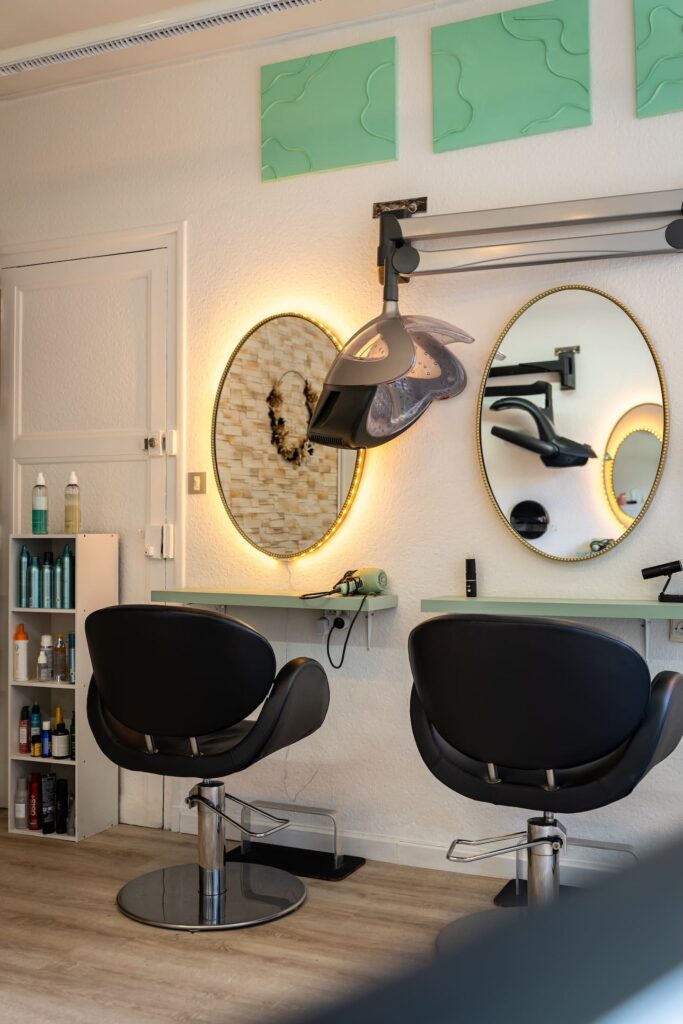 L'intérieur du salon de coiffure Claire Montier à Saint-Malo