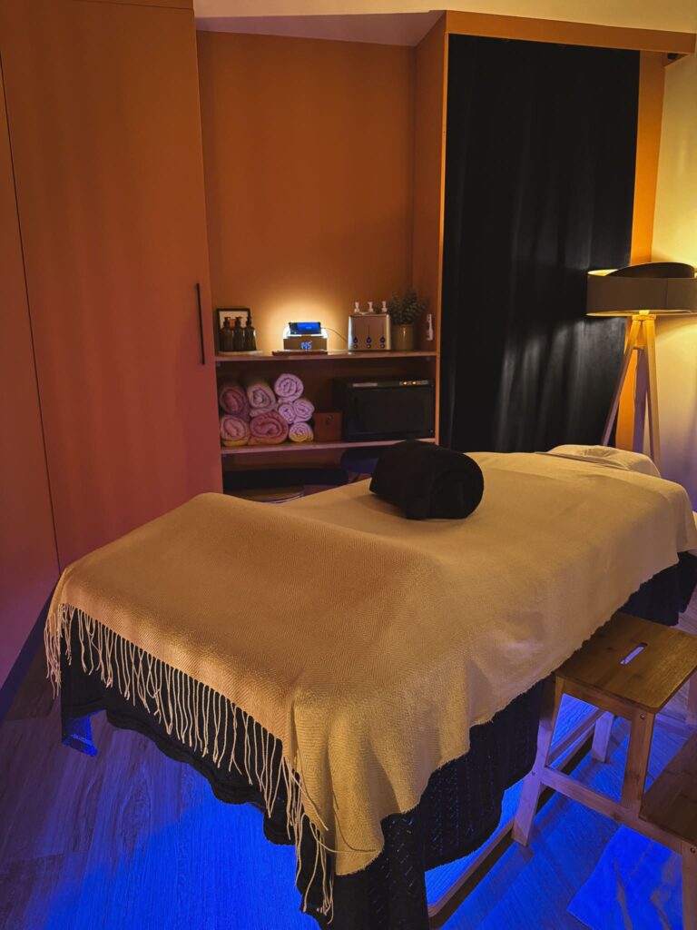 Cabine de massage avec table chez Cocon à Beure