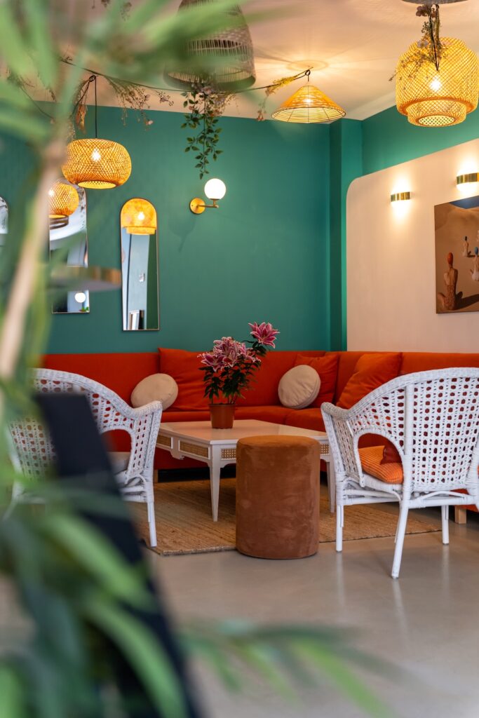 Espace vibrant avec couleurs et lumière originale au Riva Café à Saint-Malo.
