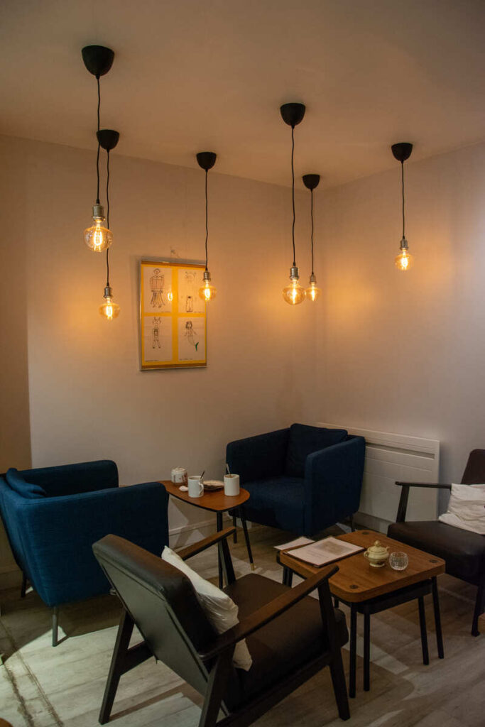 Un salon décoré du salon de thé et pâtisserie Marie-Henriette à Limoges