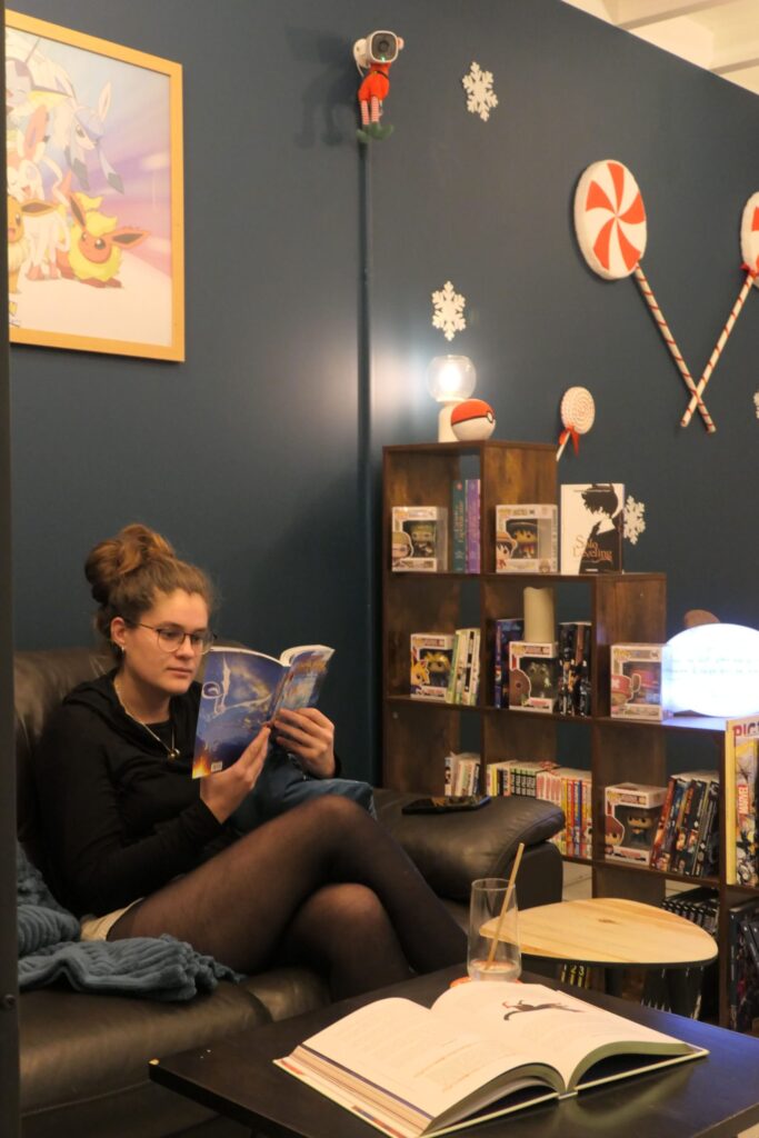 Coin lecture du bar à jeux Le Shifumi, à La Teste-de-Buch.