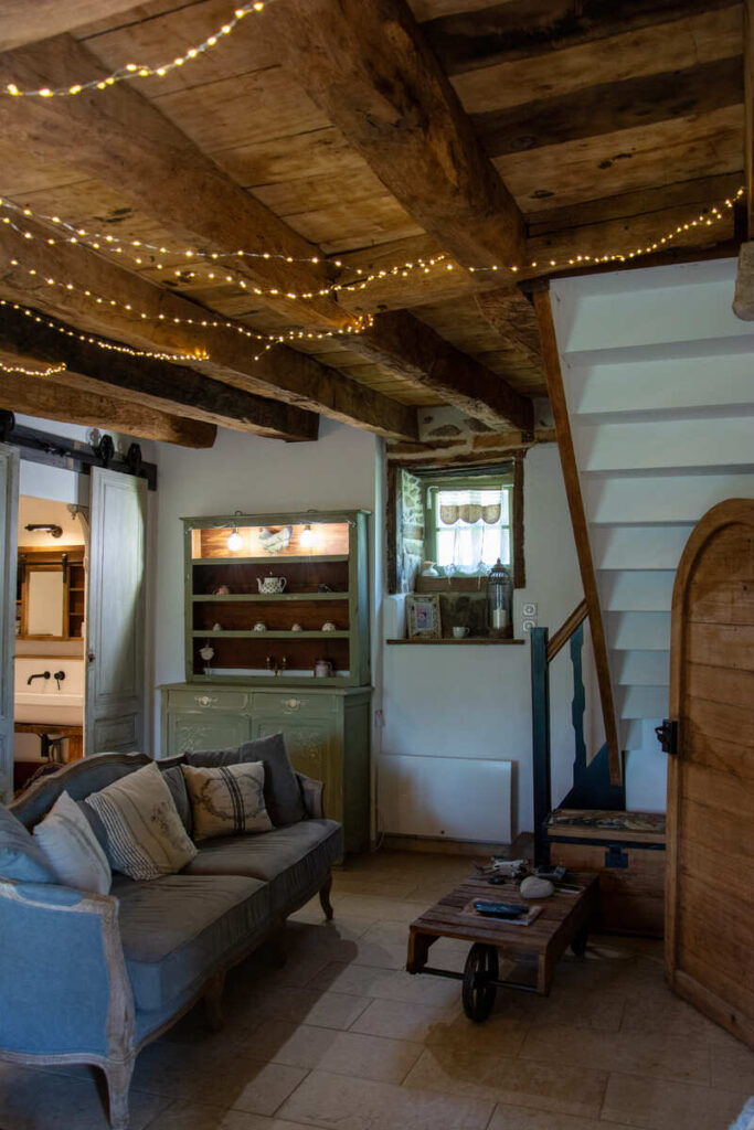 Le salon illuminé du gîte Les 3 Clefs de Gaya à 20 minutes de Limoges