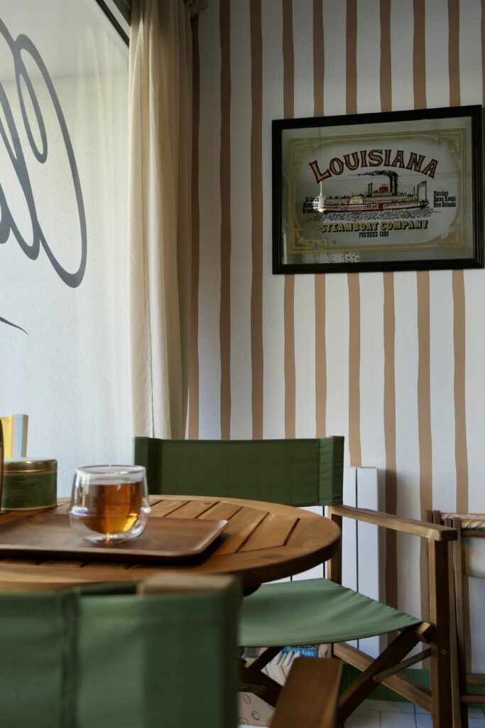 Coin salon de thé de l'épicerie Classico à Arcachon.