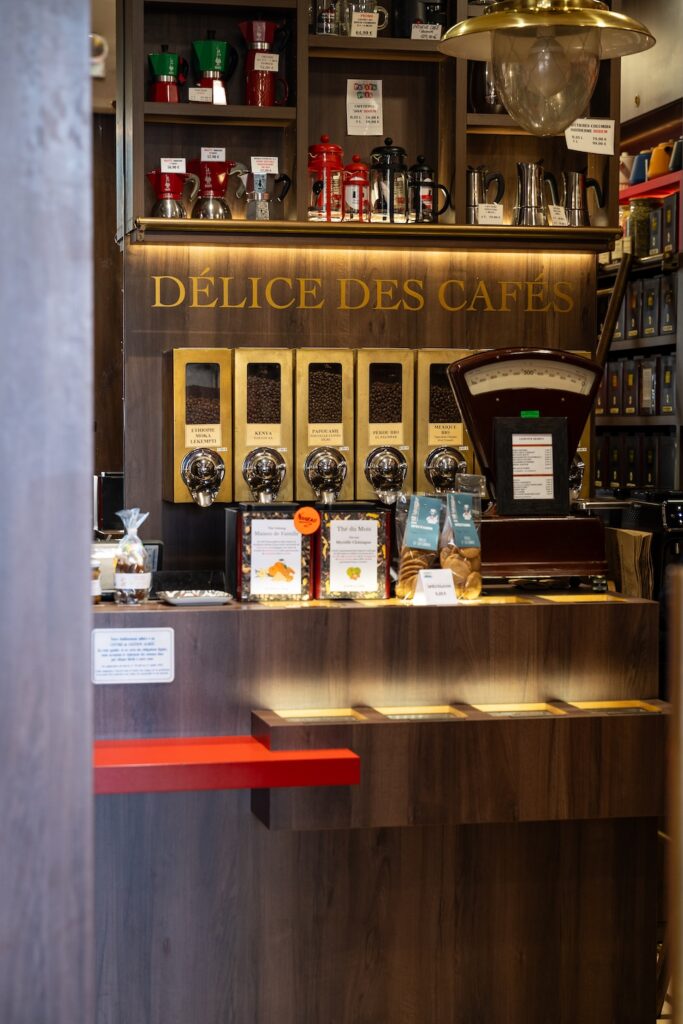 Comptoir et café en vitrine à Délice des Cafés à Saint-Servan.