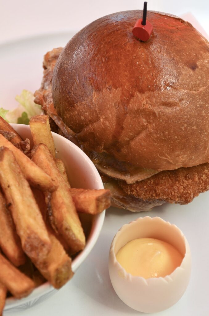 Le burger au poulet pané et frites maison du restaurant le Comptoir des Frangines à Vedène
