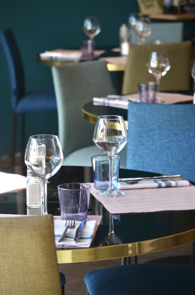 Les tables intérieures du restaurant le Comptoir des Frangines à Vedène