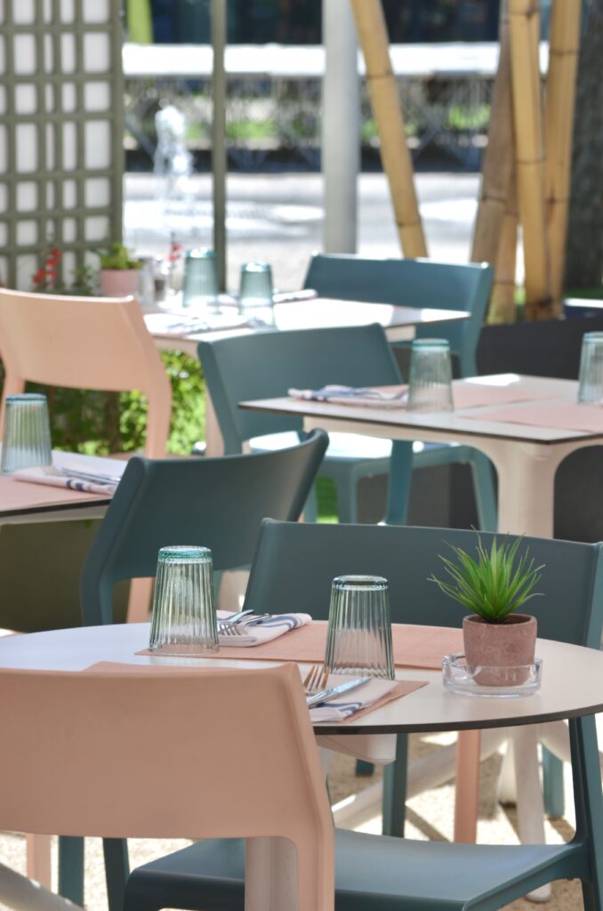 Les tables de la terrasse du Comptoir des Frangines à Vedène