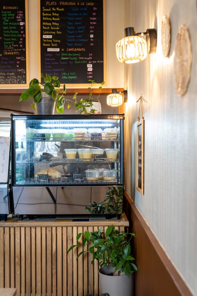 Comptoir avec frigo et menu affiché à Las Cebuanas à Saint-Malo.