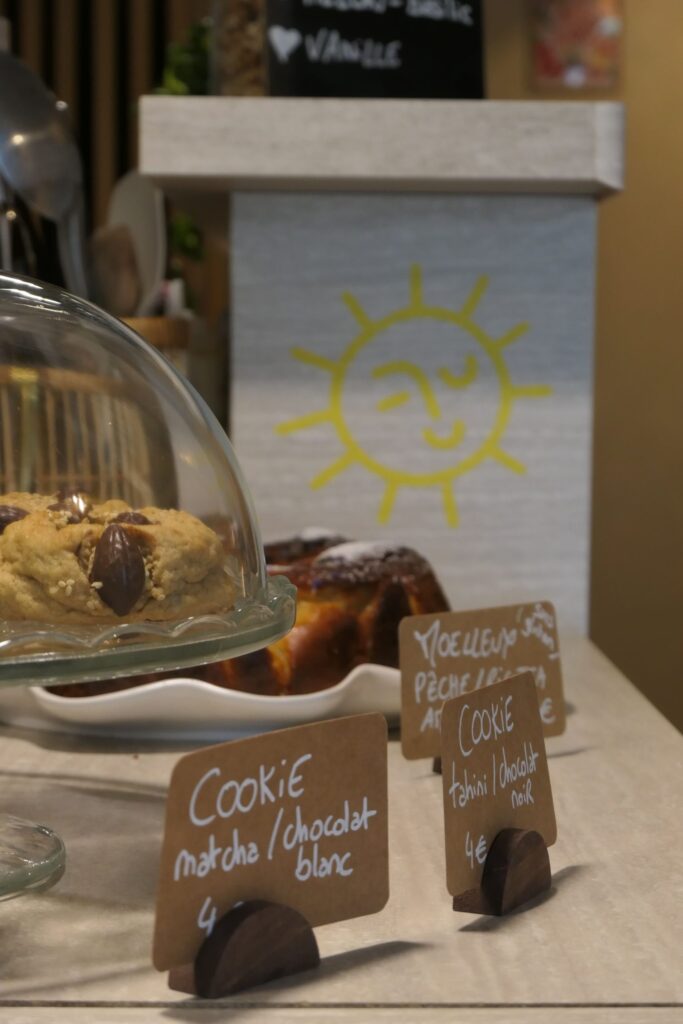 Comptoir quotidien de pâtisseries maison à base de levain, au restaurant et café Fermento à Arcachon.