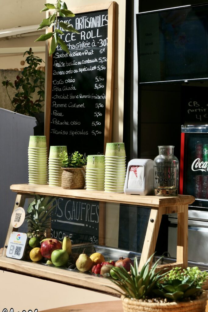 Stand de glaces artisanales à la plancha et fruits frais chez Paradice Roll à Arcachon.