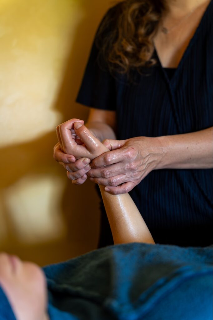 Le massage des mains chez Corps&Sens à Saint-Malo