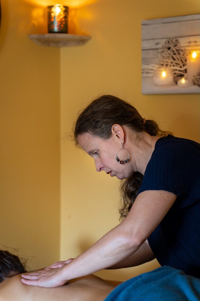 Le praticien de Corps&Sens lors d'un massage à Saint-Malo