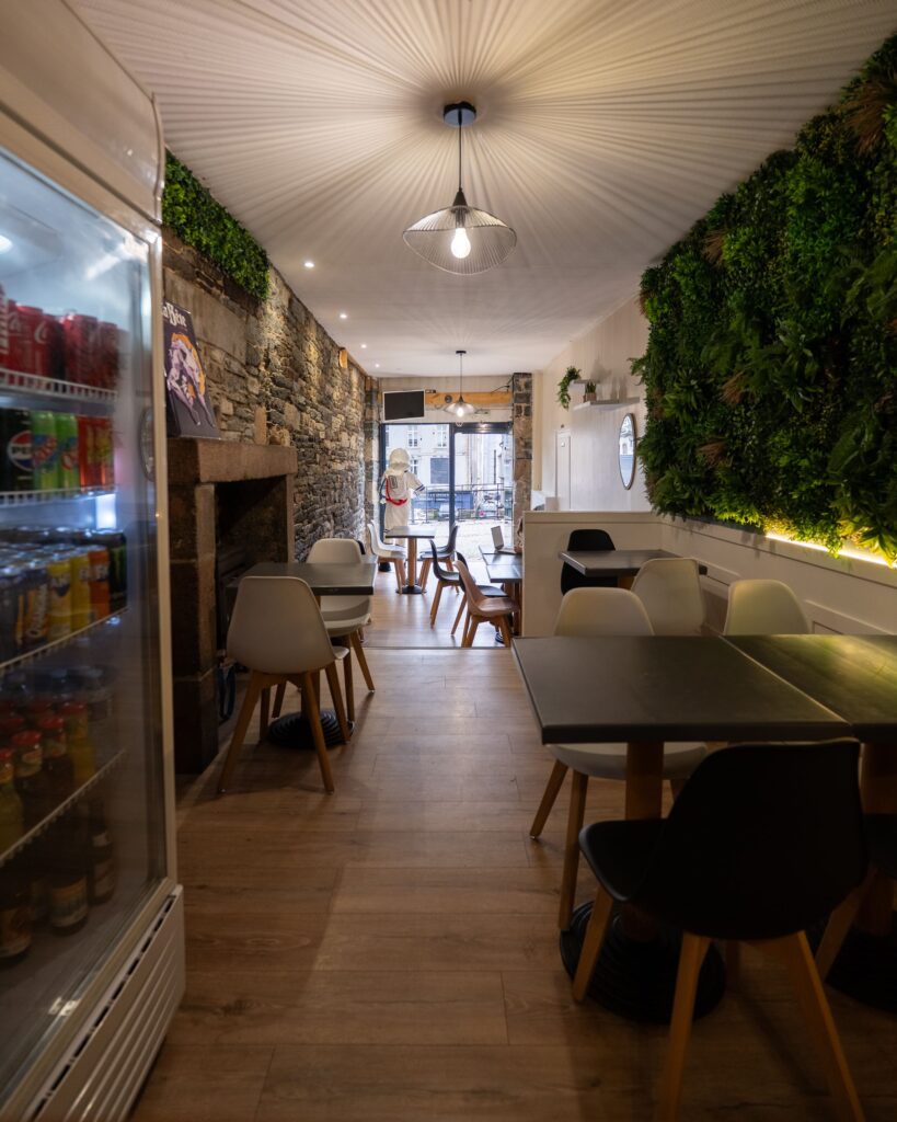 La salle du restaurant Cosmo Burger à Morlaix