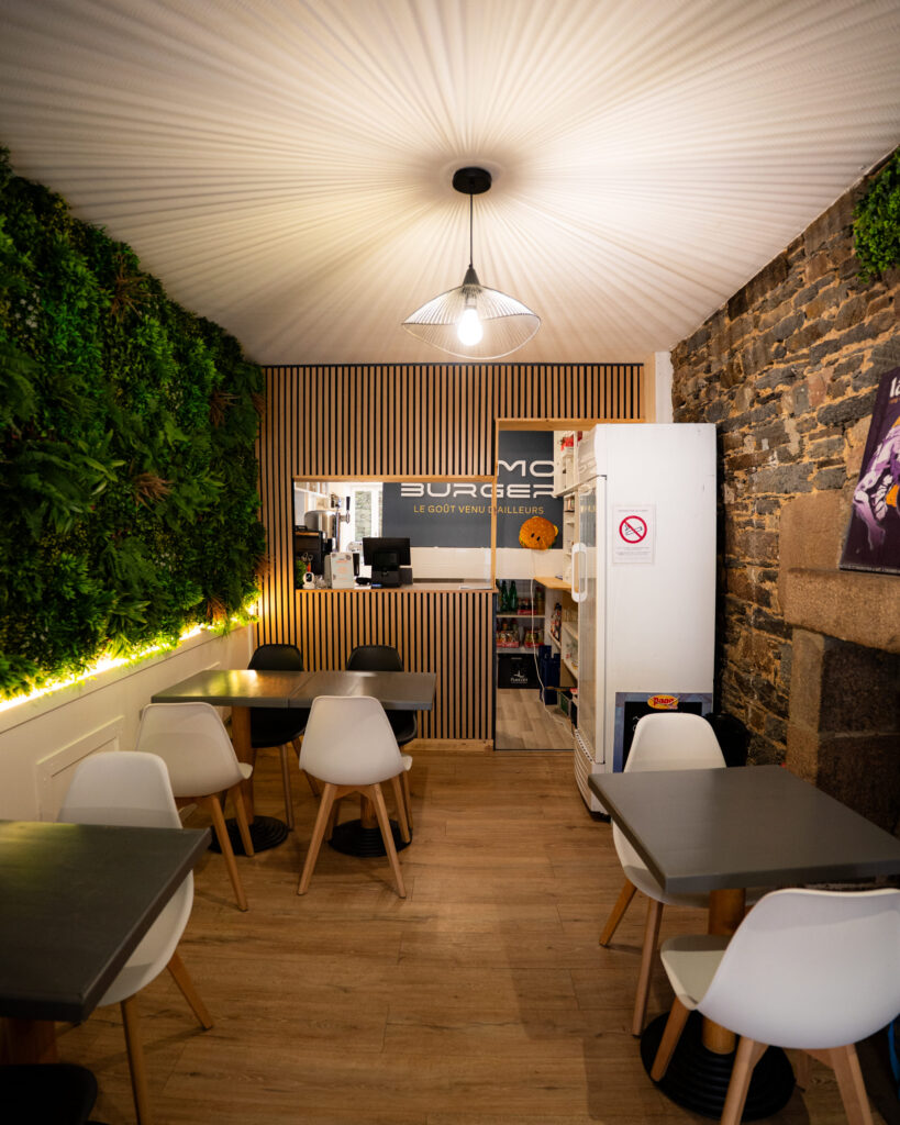 La salle du restaurant Cosmo Burger à Morlaix