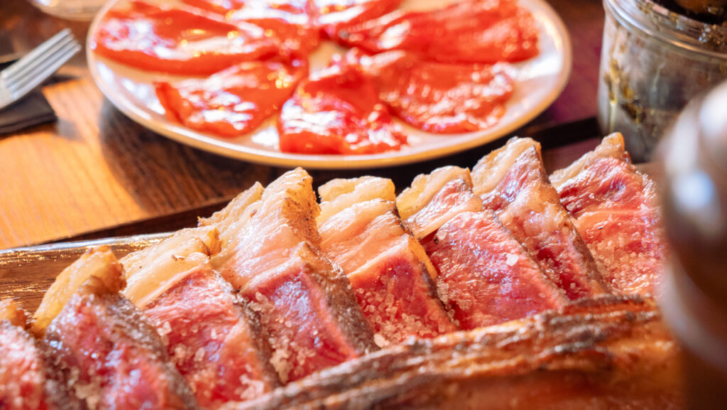 Côte de boeuf maturée et poivrons au restaurant Le Bellota à La Teste-de-Buch.