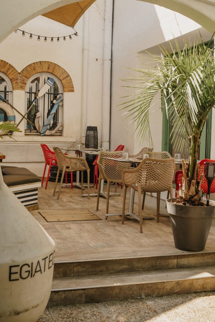Terrasse extérieur d'un restaurant de type cuisine française à Pau, près de Tarbes