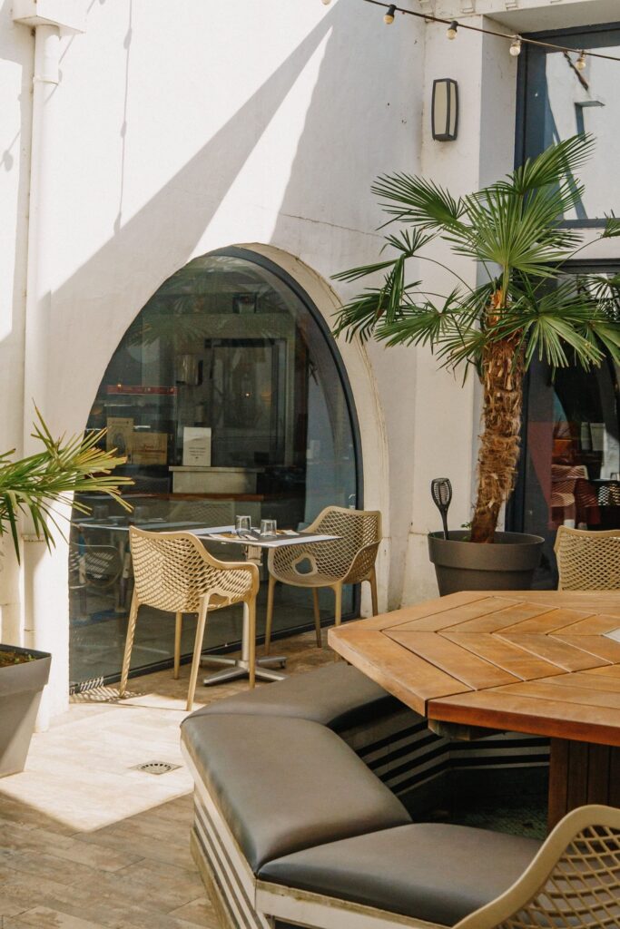 Tables au soleil d'un restaurant de type cuisine française à Pau, près de Tarbes