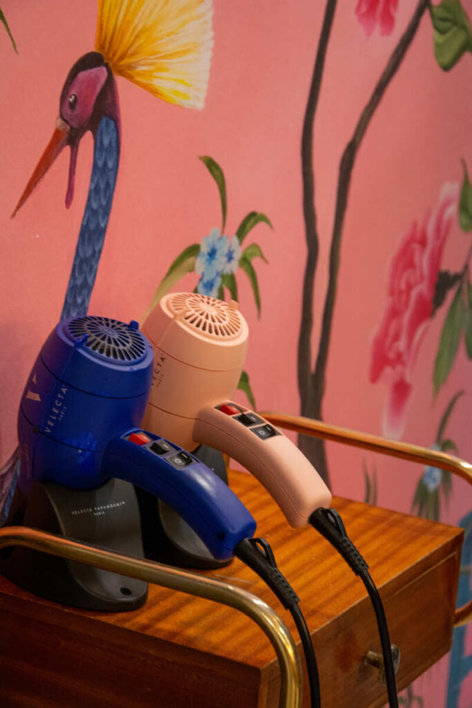 L'univers coloré du salon de coiffure Madame Gaston à Limoges