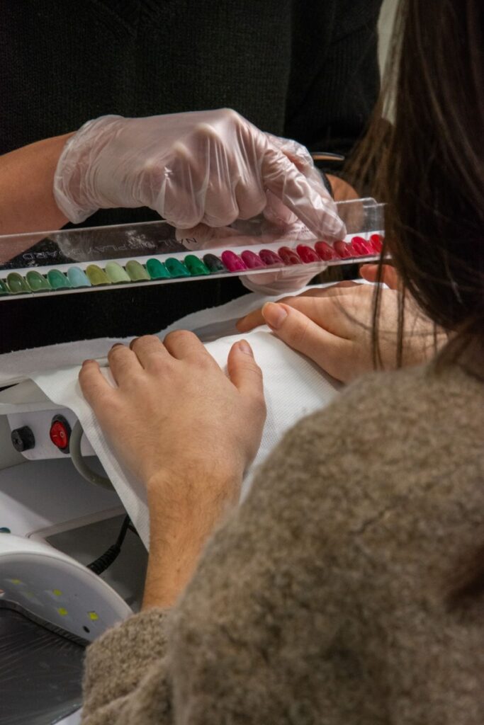 Le renforcement au chablon des ongles de main à l'institut Doux Sens de Corgnac à Limoges