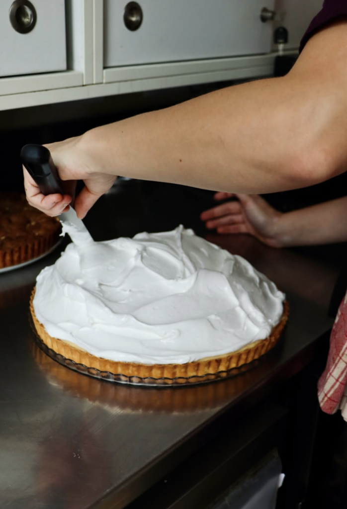 Confection d’un citron meringué gourmand en cuisine au Beaufort à Saint-Malo.