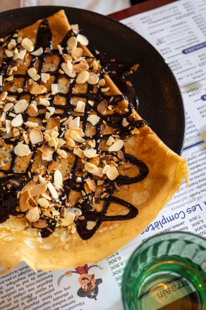 Crêpe gourmande servie à La Caraque à Saint-Malo.