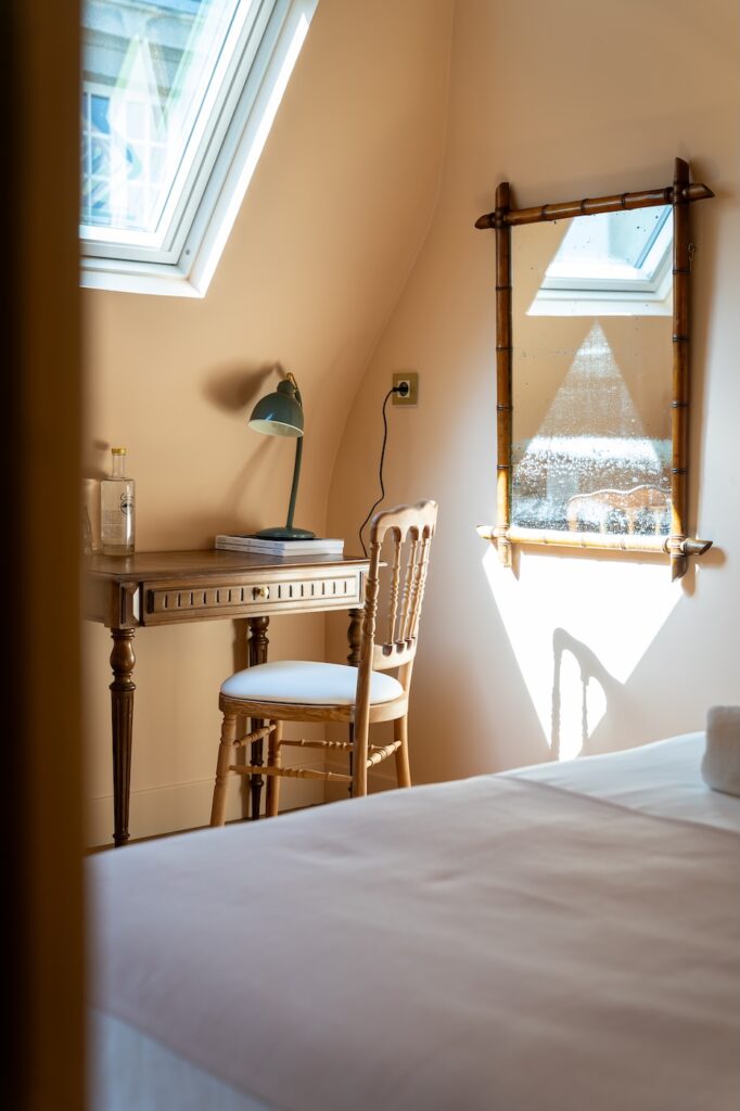 Le bureau d'une chambre de l'hôtel Croiseur Ginette à Saint-Malo