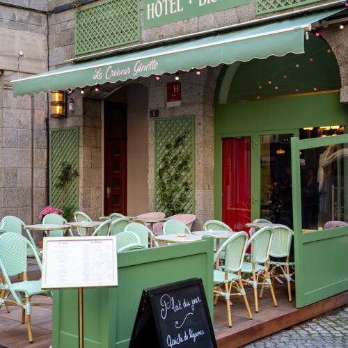 La devanture et la terrasse de l'hôtel Croiseur Ginette à Saint-Malo