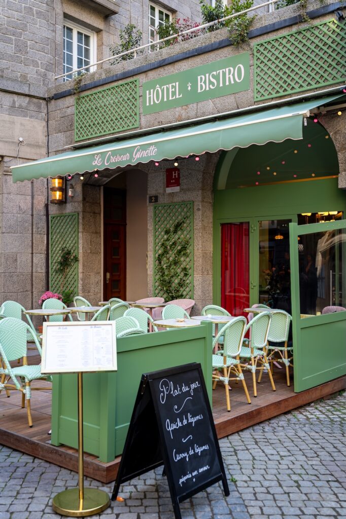 La devanture et la terrasse de l'hôtel Croiseur Ginette à Saint-Malo
