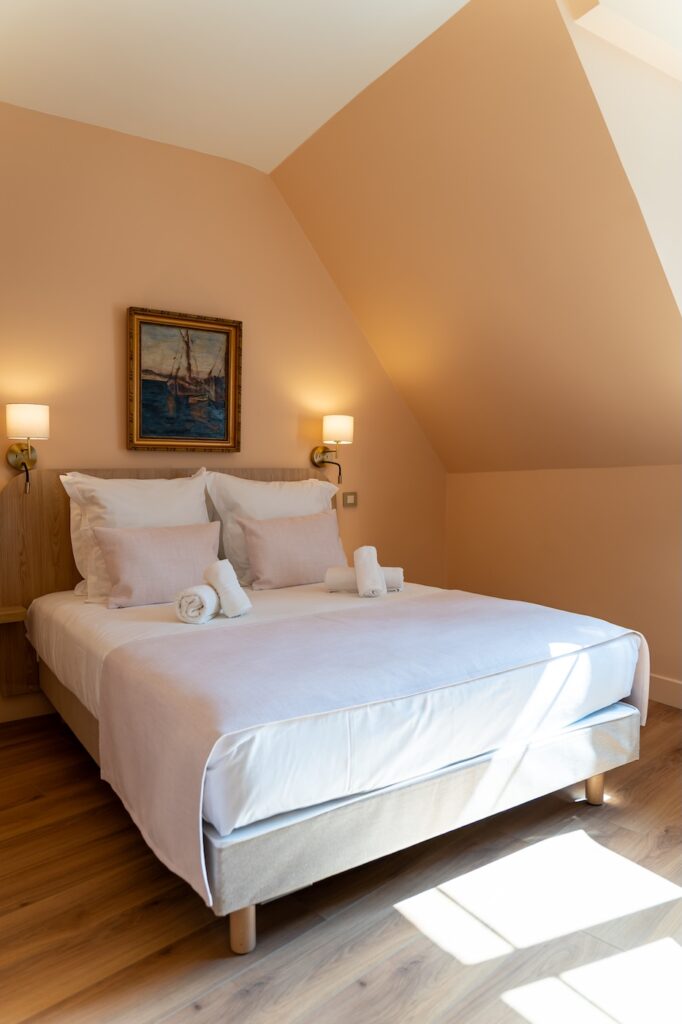 Le lit d'une chambre de l'hôtel Croiseur Ginette à Saint-Malo