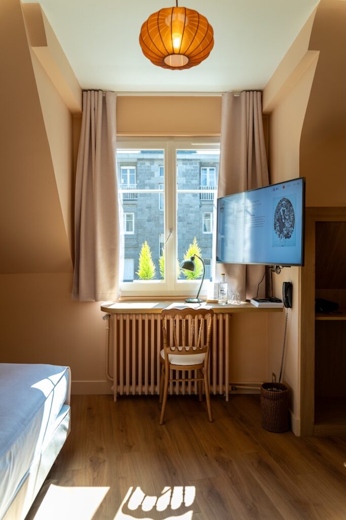 La vue par la fenêtre d'une chambre à l'hôtel Croiseur Ginette à Saint-Malo